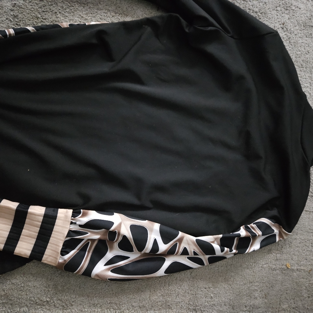 NWT Abstract top! - Picture 5 of 6